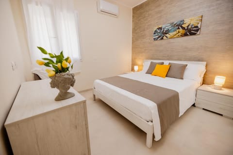 Bed, Photo of the whole room, Bedroom, air conditioner
