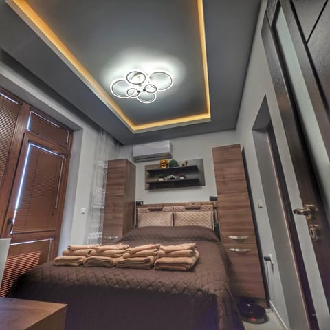 Bed, TV and multimedia, Bedroom, wardrobe, air conditioner