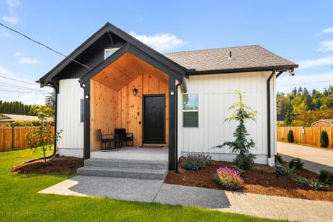 Puyallup Hous I Walk to farm 12 and Fika Coffee Shop House in Puyallup