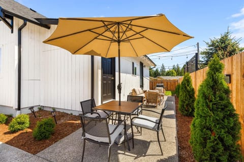 Patio, Balcony/Terrace, Seating area