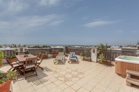 Property building, Balcony/Terrace, Living room