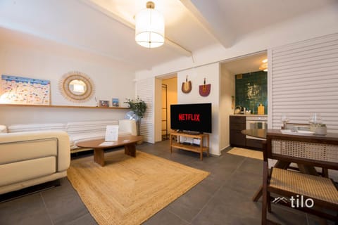 Communal lounge/ TV room, TV and multimedia, Living room, Seating area, Dining area, Evening entertainment, flat iron