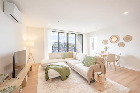 Communal lounge/ TV room, TV and multimedia, Living room, Seating area, Dining area, Evening entertainment