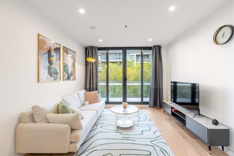 Communal lounge/ TV room, TV and multimedia, Living room, Seating area, Evening entertainment