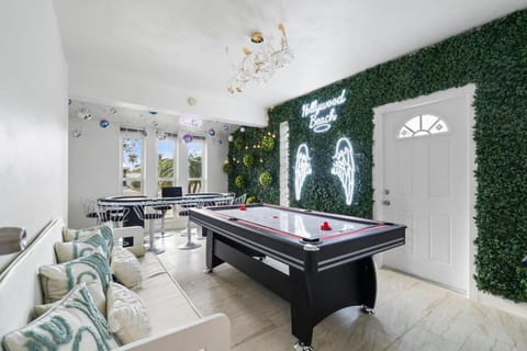 Billiard, Game Room