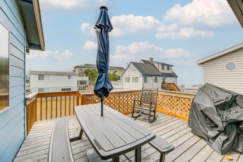 Walk to Beach Dog-Friendly Home in Lincoln City House in Devils Lake