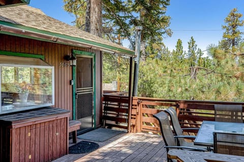 Castle Rock Cabin #1 ~ Comfortable cabin with modern amenities and deck - near hiking and lake Cabin in Big Bear