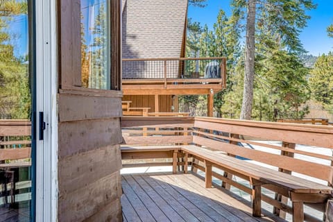 Castle Rock Cabin #1 ~ Comfortable cabin with modern amenities and deck - near hiking and lake Cabin in Big Bear