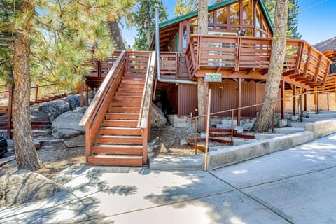 Castle Rock Cabin #1 ~ Comfortable cabin with modern amenities and deck - near hiking and lake Cabin in Big Bear