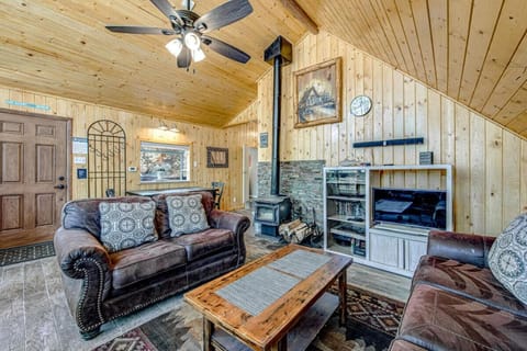 Castle Rock Cabin #1 ~ Comfortable cabin with modern amenities and deck - near hiking and lake Cabin in Big Bear