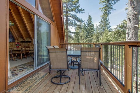 Castle Rock Cabin #2 ~ Cozy cabin close to Fisher Cove & Boulder Bay - short drive to skiing Cabin in Big Bear