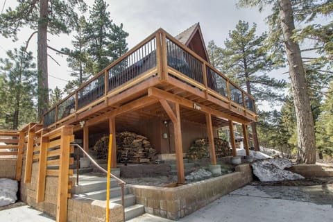 Castle Rock Cabin #2 ~ Cozy cabin close to Fisher Cove & Boulder Bay - short drive to skiing Cabin in Big Bear