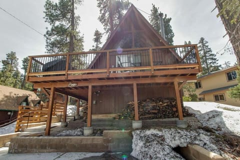 Castle Rock Cabin #2 ~ Cozy cabin close to Fisher Cove & Boulder Bay - short drive to skiing Cabin in Big Bear