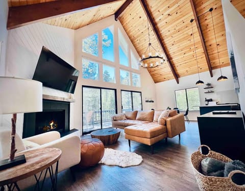 Communal lounge/ TV room, TV and multimedia, Living room, Dining area, Dinner, kitchen