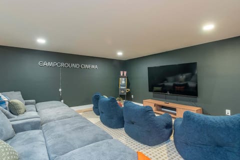 Ash-Villa Thrilla-Sauna-Theater-Putt Putt-Hot Tub House in Asheville