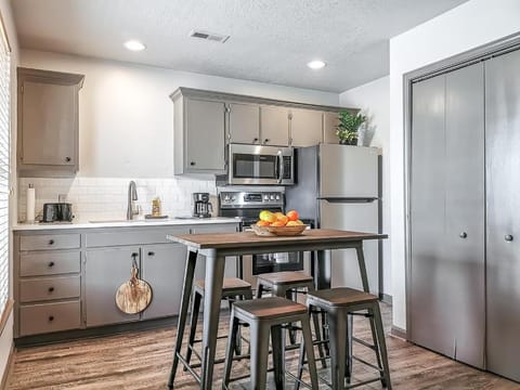 Coffee/tea facilities, Kitchen or kitchenette, Dining area, oven, stove