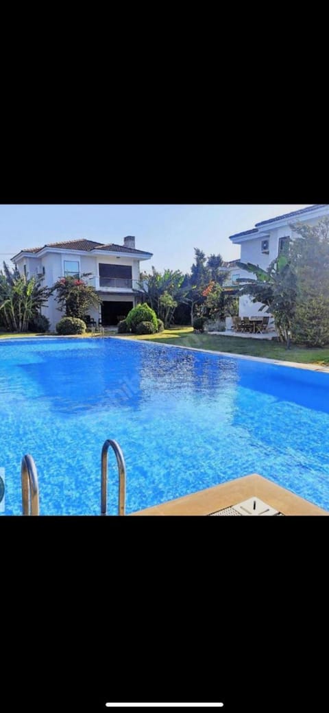 Property building, Day, Pool view, Swimming pool, Swimming pool, sunbed
