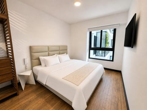 Bed, TV and multimedia, Photo of the whole room, Bedroom, Garden view, internet