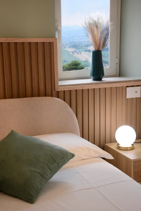 Bed, Natural landscape, Photo of the whole room, Bedroom, Mountain view