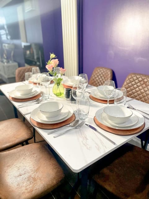 Food and drinks, Dining area, Food