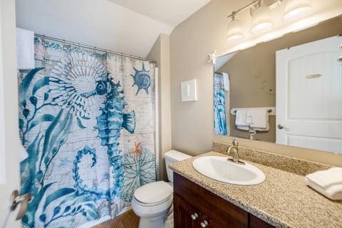 Captain's Quarters - Blue Lagoon Cabin Cabin in Depoe Bay