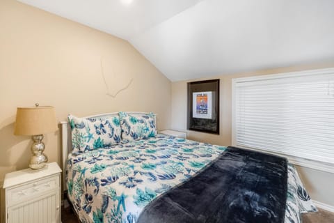 Captain's Quarters - Blue Lagoon Cabin Cabin in Depoe Bay