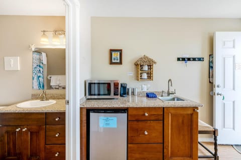 Captain's Quarters - Coral Reef Cabin Cabin in Depoe Bay