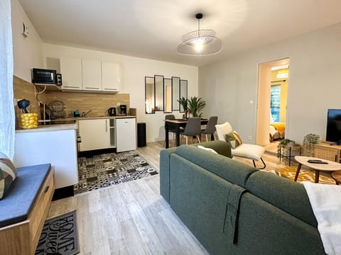 TV and multimedia, Kitchen or kitchenette, Seating area, Dining area, oven, stove