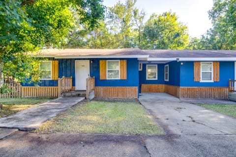 7 Mi to Lake Tangipahoa McComb Home with Deck! House in Mississippi