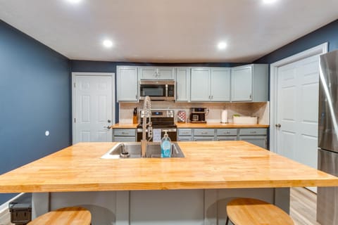 7 Mi to Lake Tangipahoa McComb Home with Deck! House in Mississippi