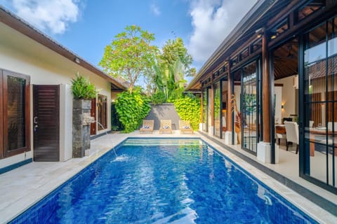 Property building, Day, Pool view, Swimming pool, sunbed