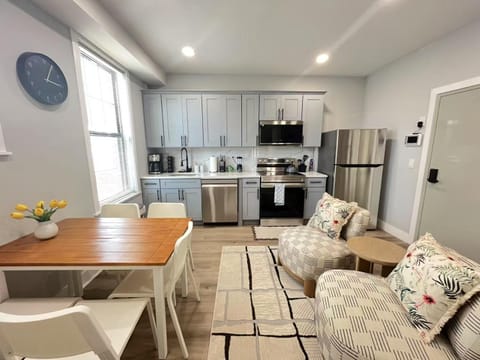 Kitchen or kitchenette, Seating area, Dining area