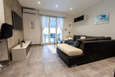TV and multimedia, Living room, Seating area, air conditioner