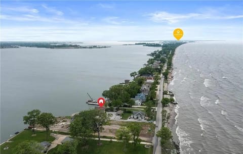 Waterfront Luxury Family Retreat House in Sandusky