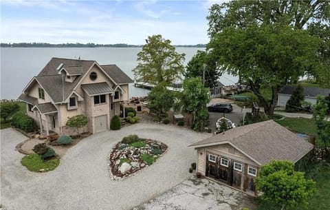 Waterfront Luxury Family Retreat House in Sandusky