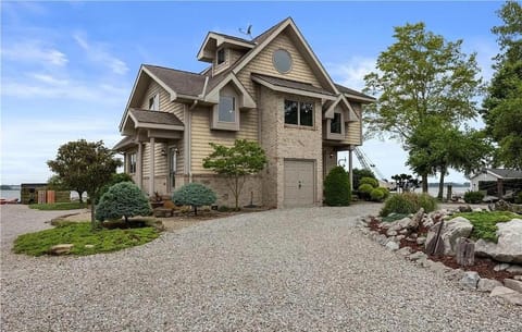 Waterfront Luxury Family Retreat House in Sandusky