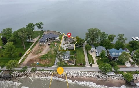 Waterfront Luxury Family Retreat House in Sandusky