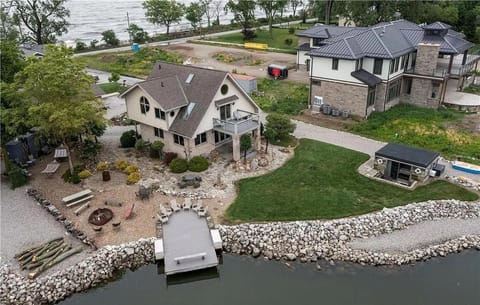 Waterfront Luxury Family Retreat House in Sandusky