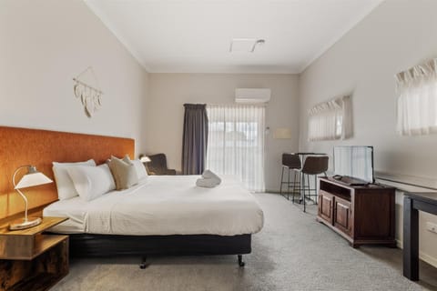 Bed, TV and multimedia, Photo of the whole room