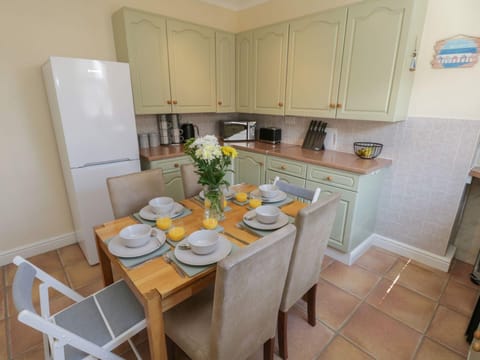 Coffee/tea facilities, Kitchen or kitchenette, Dining area, dishwasher, oven, stove, toaster