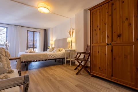 Bed, Photo of the whole room, Bedroom, wardrobe