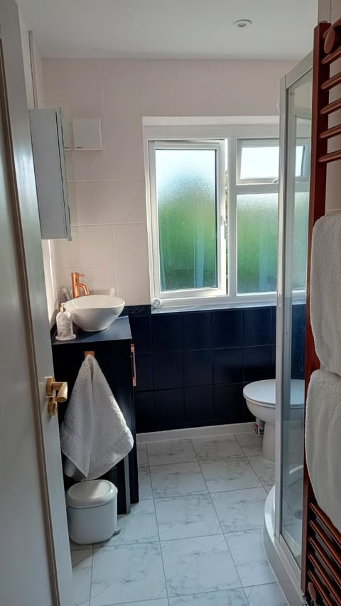 Welcome to No 2 - Modern Comfortable Homestay Vacation rental in Reading