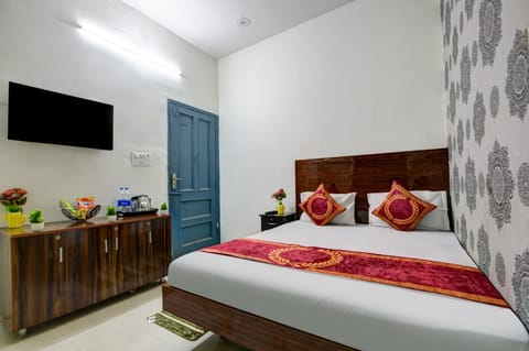 Bed, TV and multimedia, Photo of the whole room, Bedroom