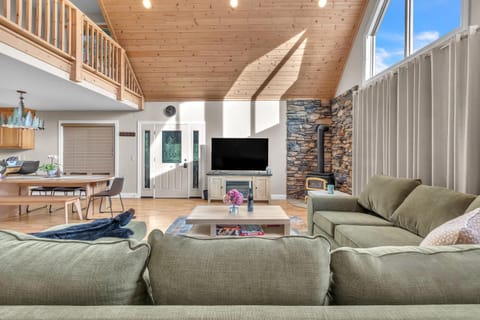 Prasad Retreat - Sunny Home with Deck & Air Hockey home House in Arnold