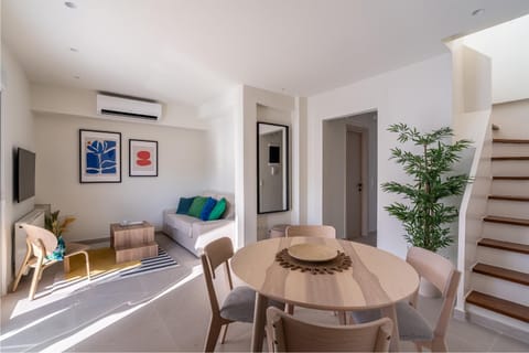 TV and multimedia, Living room, Seating area, Dining area