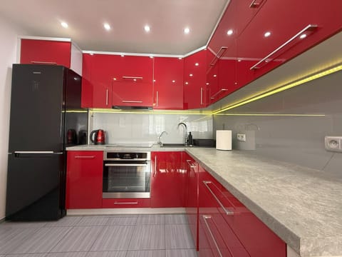 Kitchen or kitchenette, dishwasher, stove