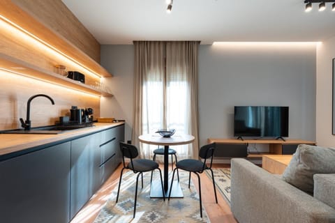 Coffee/tea facilities, Kitchen or kitchenette, Living room, Seating area, minibar