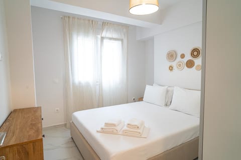 Bed, Photo of the whole room, Decorative detail, Bedroom, towels, wardrobe