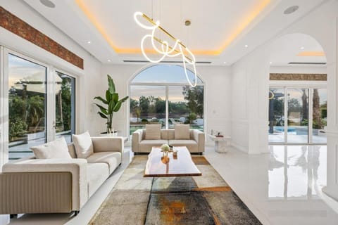 Luxury Villa with Pool, Cinema & Spa - Jumeirah Golf Villa in Dubai