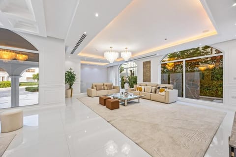 Luxury Villa with Pool, Cinema & Spa - Jumeirah Golf Villa in Dubai